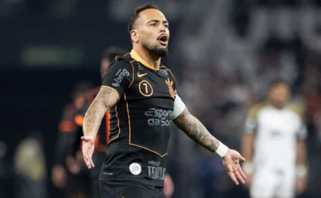 Dorival Júnior exalta Maycon e reafirma confiança no volante, mesmo com futuro incerto