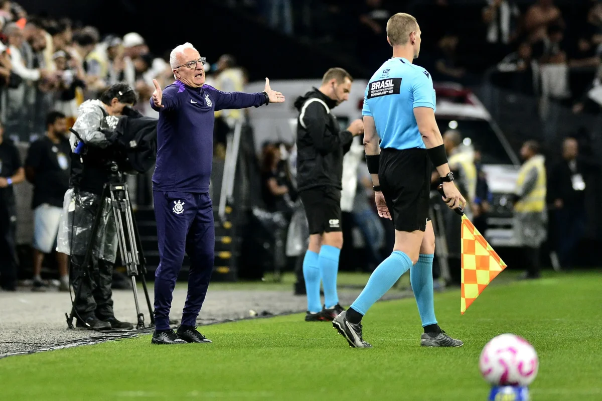 Dorival considera Corinthians merecedor do triunfo e reconhece interferência política: Não é saudável Dorival considera Corinthians merecedor do triunfo e reconhece interferência política: "Não é saudável"