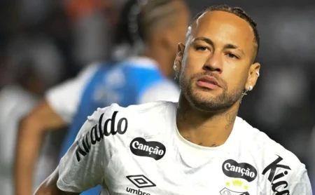 Emerson Leão detona Neymar: ‘Atacante do Santos não é exemplo para ninguém’ Emerson Leão detona Neymar: 'Atacante do Santos não é exemplo para ninguém'