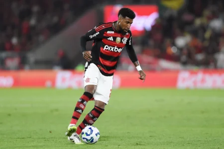 Emerson Royal elogia torcida do Flamengo e ironiza a pressão: O Andreas que o diga Emerson Royal elogia torcida do Flamengo e ironiza a pressão: "O Andreas que o diga"