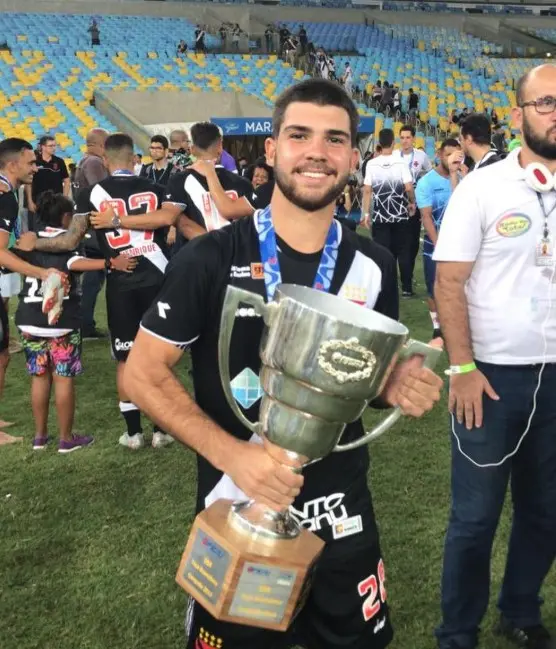 Ex-jogador do Vasco equilibra carreira e mercado financeiro: "Futebol não é para sempre"