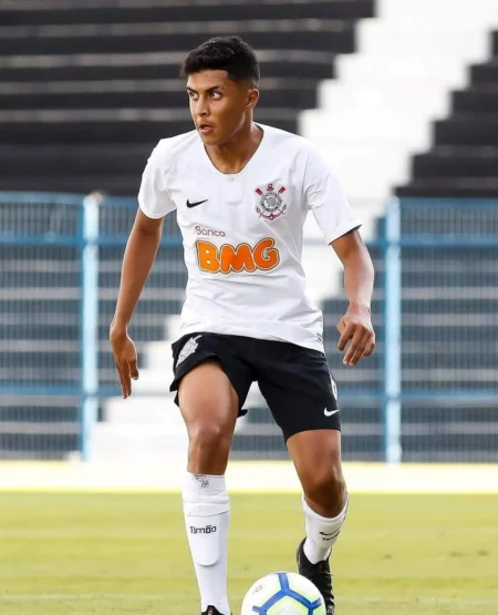 Ex-meia da base: treze jogos, nenhum gol e futuro com pensão do Corinthians