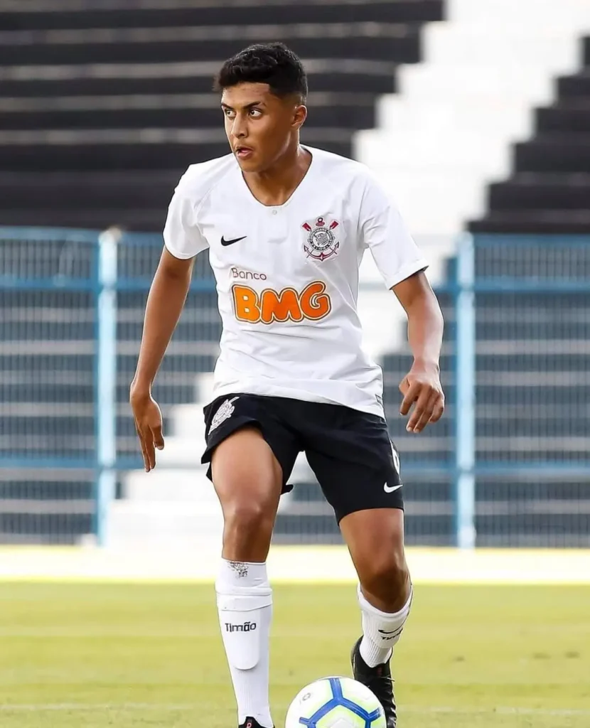 Ex-meia da base: treze jogos, nenhum gol e futuro com pensão do Corinthians