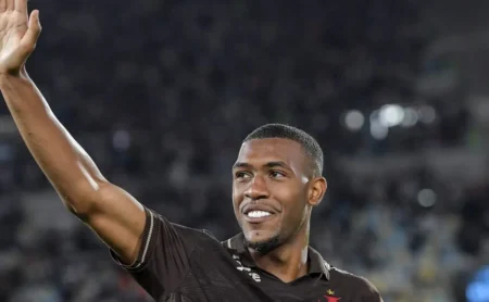 Família de Rayan Aceita Renovação e Deseja Permanência do Atacante no Vasco