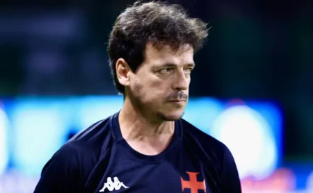 Fernando Diniz avalia Vegetti no onze inicial do Vasco contra o Fluminense