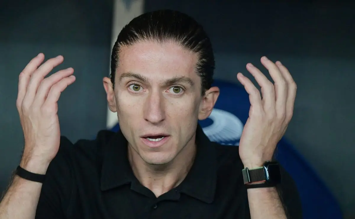 Filipe Luís Toma Decisão e Pondera Mudança de Esquema com Retorno de Erick Pulgar Filipe Luís Toma Decisão e Pondera Mudança de Esquema com Retorno de Erick Pulgar