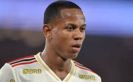 Filipe Luís concede nova chance a Wallace Yan, que pode se firmar após derrota do Flamengo