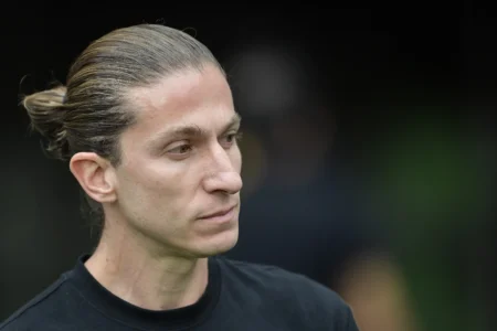 Filipe Luís critica exame de doping às vésperas de Fla x Palmeiras e desabafa: Nem meu pai pode assistir aos treinos Filipe Luís critica exame de doping às vésperas de Fla x Palmeiras e desabafa: "Nem meu pai pode assistir aos treinos"