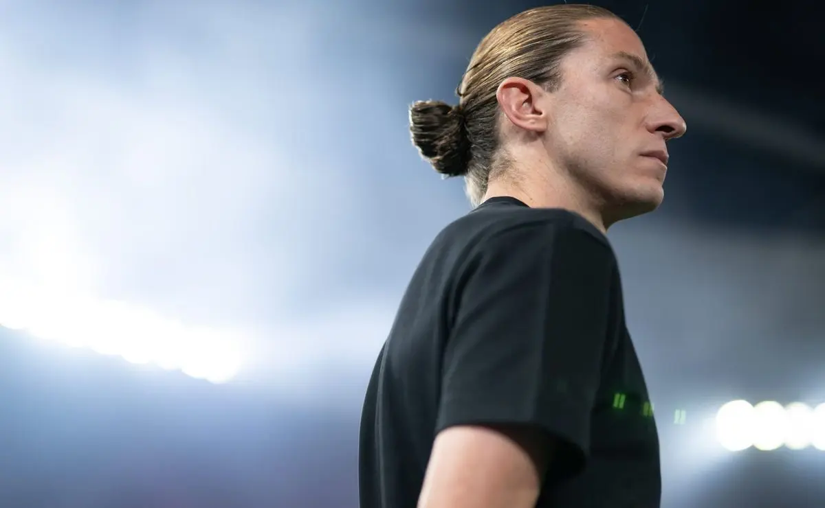 Flamengo busca compromisso de permanência para renovar contrato de Filipe Luís, preocupado com a Seleção
