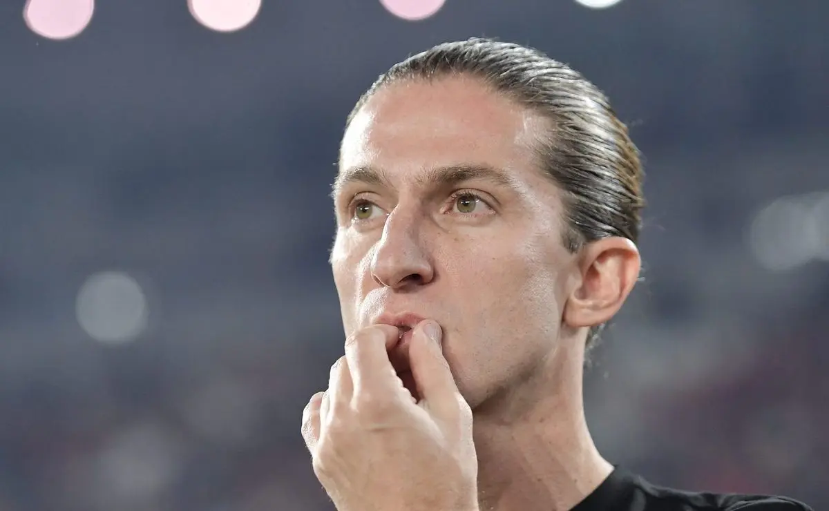 Flamengo propõe multa rescisória alta para renovar com Filipe Luís e técnico recusa