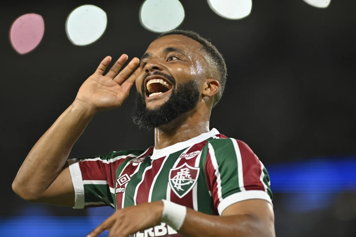 Fluminense zomba do Internacional após vitória no Maracanã com a frase "Pai ama, pai cuida"