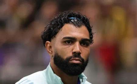 Gabigol perde gol feito com a meta aberta logo aos 3 minutos Gabigol perde gol feito com a meta aberta logo aos 3 minutos