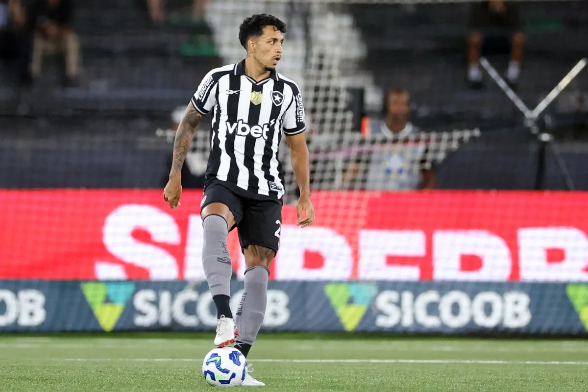 Gabriel Silva: O Reforço do Botafogo na Zaga Perde Espaço para Volante e Fica na Fiada