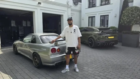 Goleiro do Chelsea ostenta frota de carros valiosa em R$ 6 milhões; veja fotos