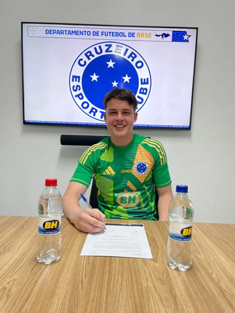 Goleiro, fã de Cássio e pegador de pênaltis no Cruzeiro, assina contrato com multa de R$ 630 milhões Goleiro, fã de Cássio e pegador de pênaltis no Cruzeiro, assina contrato com multa de R$ 630 milhões