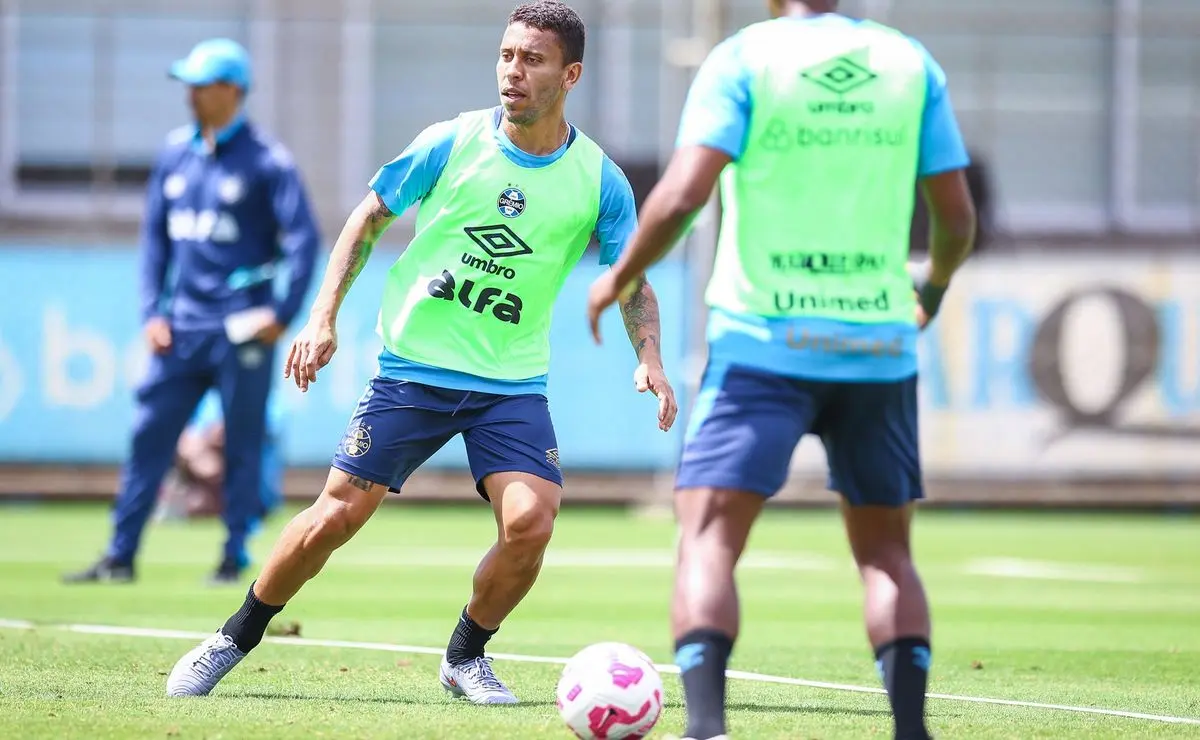 Grêmio: Gustavo Martins e João Lucas disputam vaga na lateral de Marcos Rocha Grêmio: Gustavo Martins e João Lucas disputam vaga na lateral de Marcos Rocha
