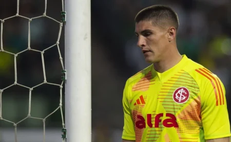 Internacional faz avaliação de venda de Rochet e planeja nova abordagem no gol após mais uma cirurgia do uruguaio.