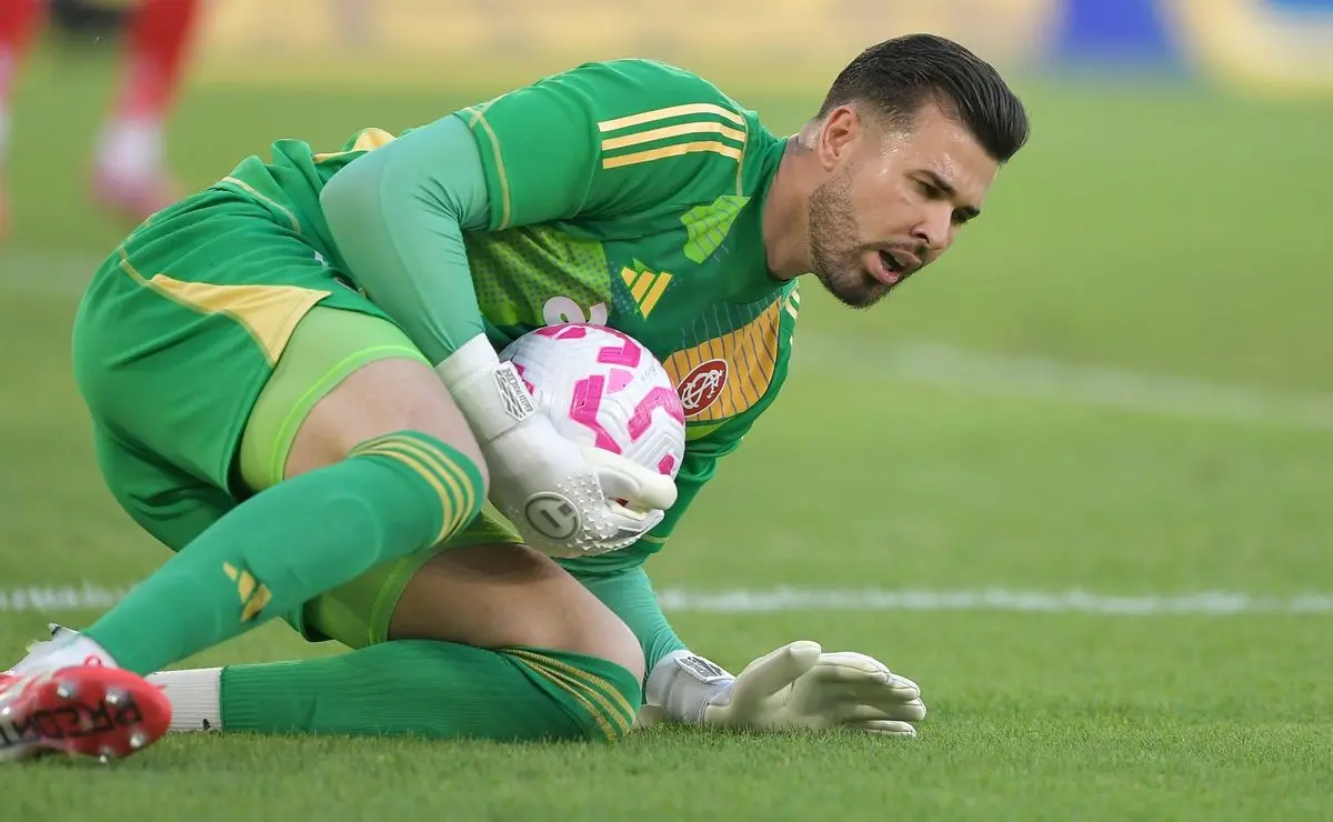 Internacional tem goleiro! Torcida exalta Ivan após grande atuação contra o Fluminense