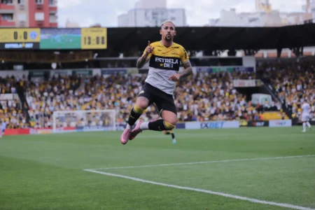 Jhonata Robert estende contrato com o Criciúma até 2027