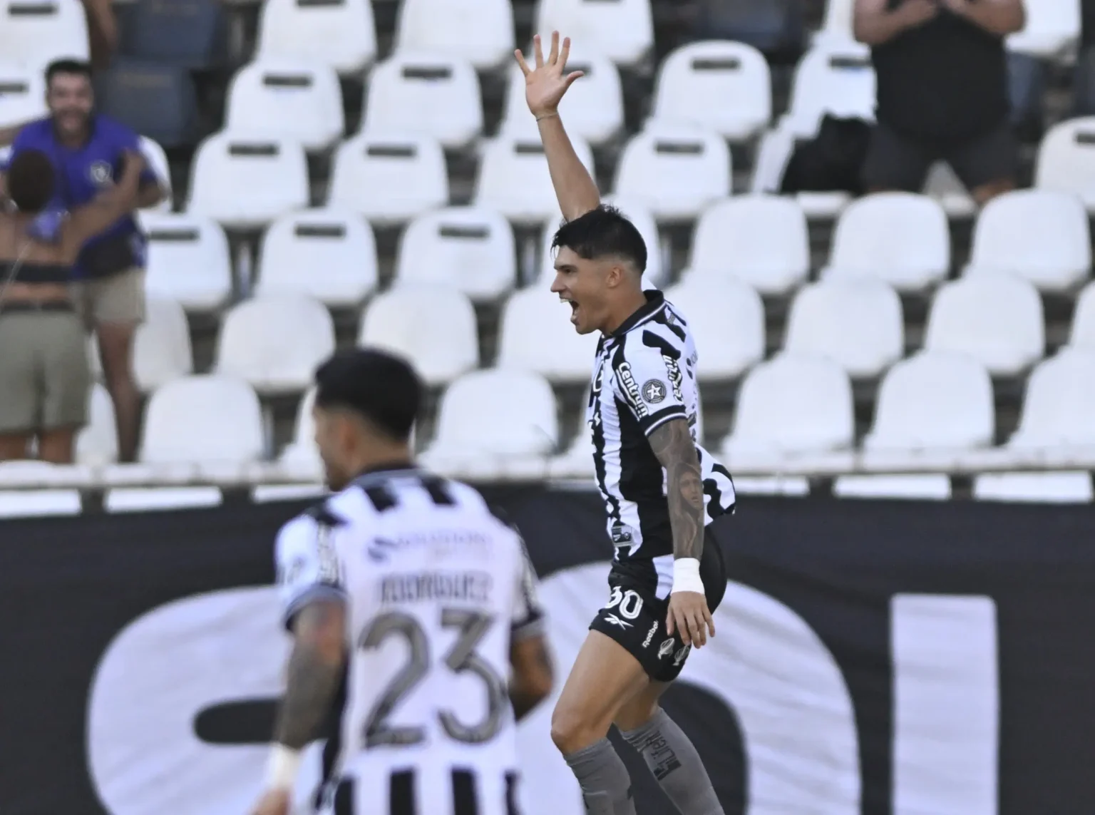 Joaquín Correa rompe jejum de cinco meses, marca pelo Botafogo e eleva moral com Davide