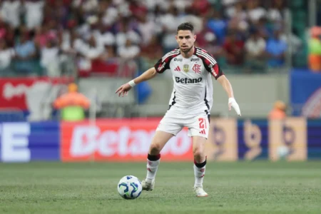 Jorginho do Flamengo prefere jogar no sintético em vez de gramados naturais ruins Jorginho do Flamengo prefere jogar no sintético em vez de gramados naturais ruins