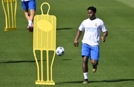 Jornal espanhol aponta que Real Madrid avalia empréstimo de Endrick: Atrás de todos os atacantes Jornal espanhol aponta que Real Madrid avalia empréstimo de Endrick: "Atrás de todos os atacantes"