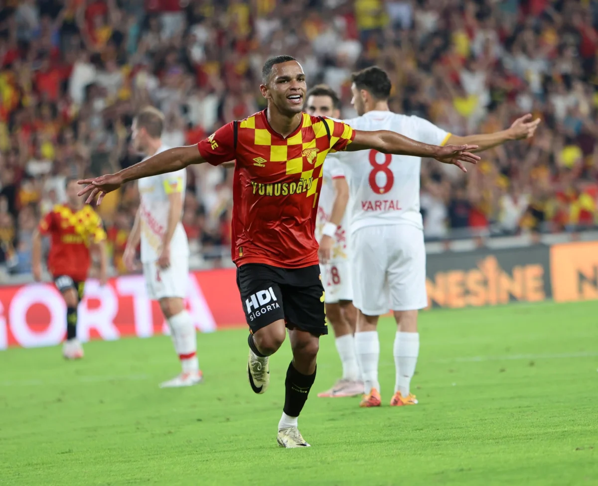 Juan se reencontra na Turquia e revela motivo da saída do São Paulo: "Seria cômodo apenas compor o elenco"