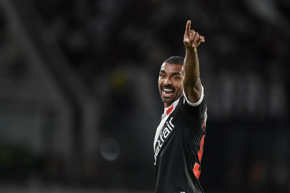 Lateral-direito canhoto, Paulo Henrique se diverte com fama no Vasco: "Loucura"