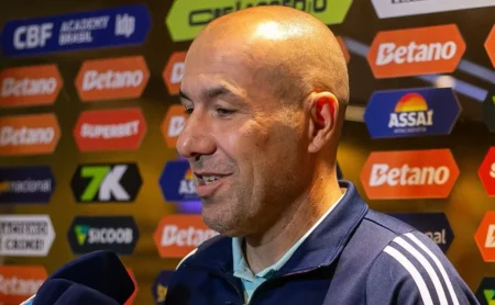 Leonardo Jardim exalta lateral Kauã Prates, joia do Cruzeiro: “Uma das maiores promessas do futebol mundial”