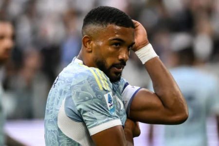 Lesão no joelho obriga Bremer a nova cirurgia