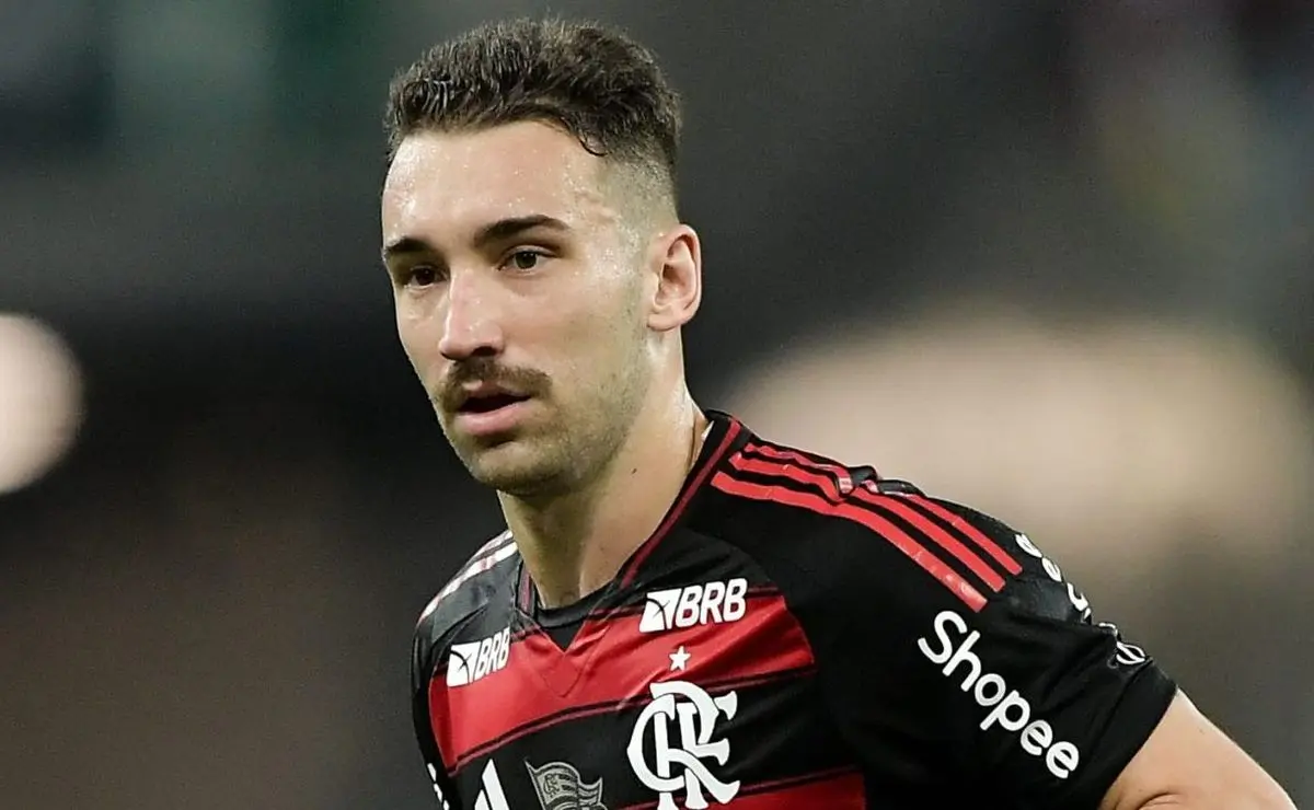 Léo Ortiz: Perna imobilizada ao deixar o Maracanã após Flamengo x Palmeiras levanta preocupação Léo Ortiz: Perna imobilizada ao deixar o Maracanã após Flamengo x Palmeiras levanta preocupação