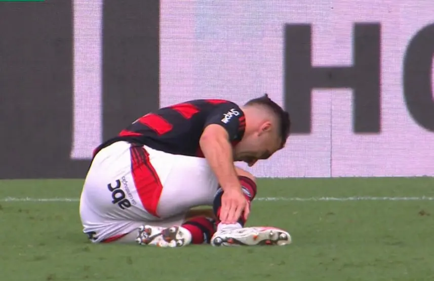 Léo Ortiz lesiona tornozelo, é substituído, e Flamengo sofre gol com jogador a menos; entenda Léo Ortiz lesiona tornozelo, é substituído, e Flamengo sofre gol com jogador a menos; entenda