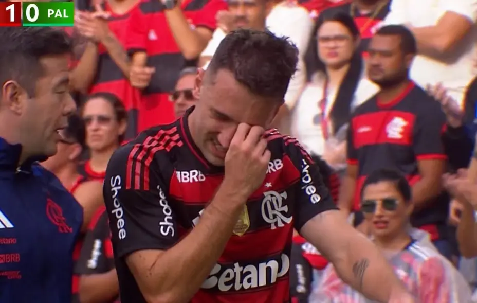 Léo Ortiz tem o tornozelo imobilizado e deixa o Maracanã após sentir dores em Flamengo x Palmeiras Léo Ortiz tem o tornozelo imobilizado e deixa o Maracanã após sentir dores em Flamengo x Palmeiras
