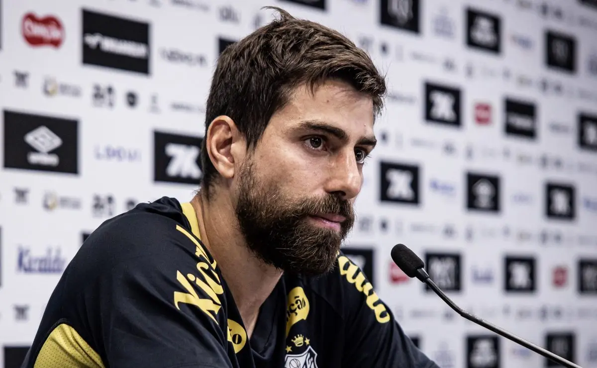 Luan Peres projeta Botafogo x Santos, foca na pressão da vitória como visitante e declara: "Não pode ser desculpa"