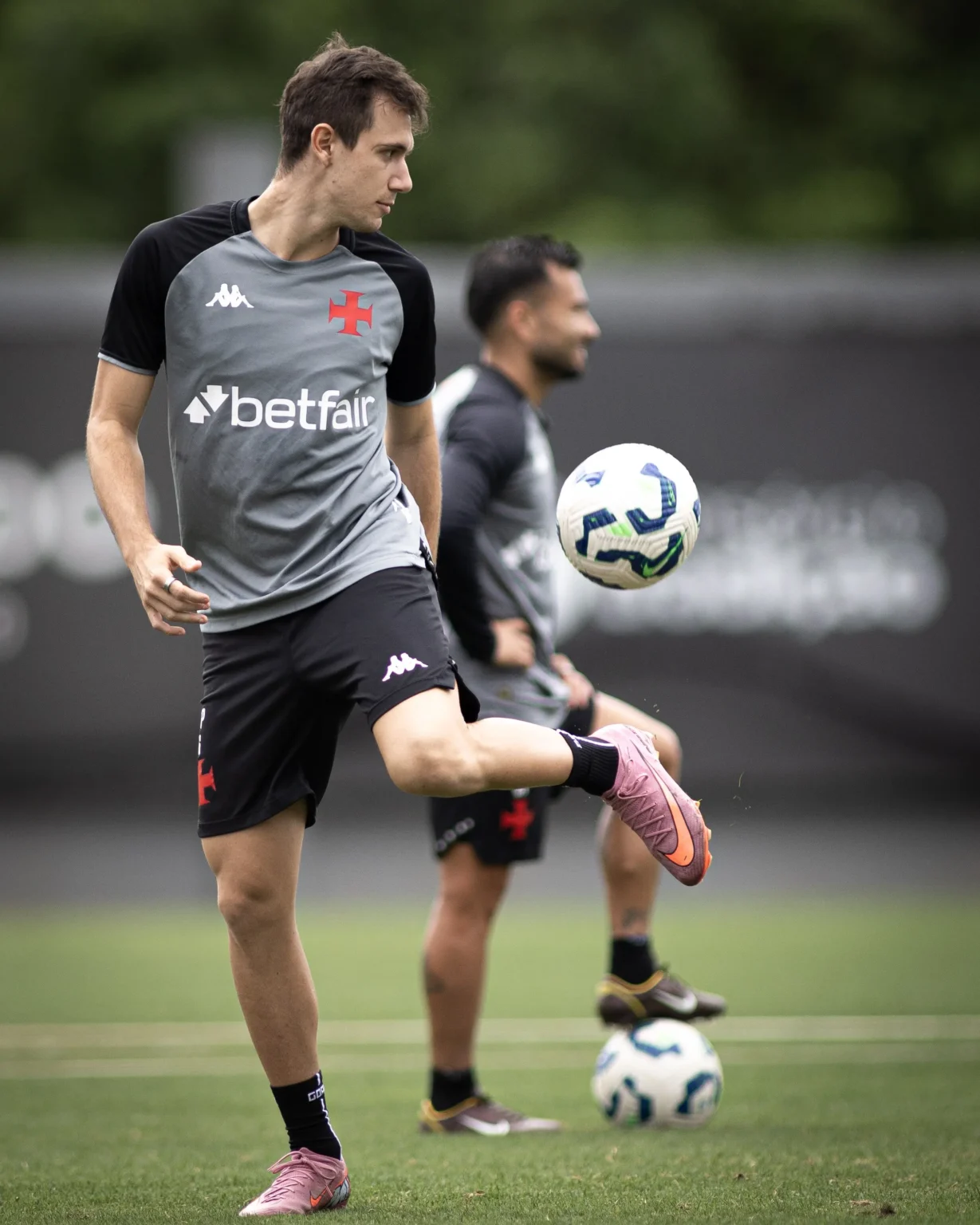 Lucas Piton vê brecha com ausência de Puma no cenário da Fifa e retoma espaço na lateral do Vasco.