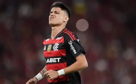 Luiz Araújo: Torcida do Flamengo critica gol perdido e destoa demais Luiz Araújo: Torcida do Flamengo critica gol perdido e "destoa demais"