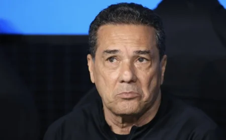 Luxemburgo rebate Abel Ferreira sobre a torcida do Palmeiras: Não vai ensinar a torcer Luxemburgo rebate Abel Ferreira sobre a torcida do Palmeiras: "Não vai ensinar a torcer"