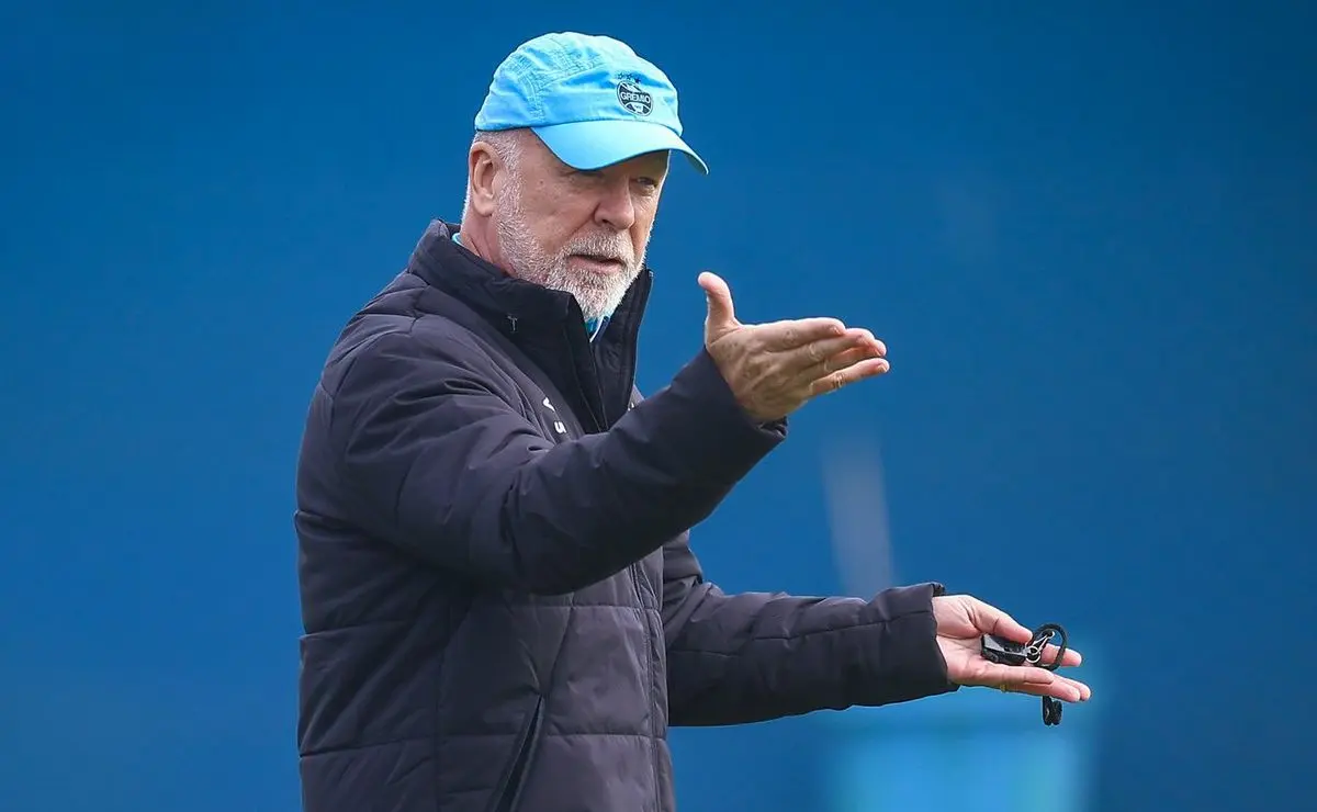 Mano Menezes promove dança das cadeiras na defesa do Grêmio; veja escalação com 8 mudanças contra o Juventude Mano Menezes promove dança das cadeiras na defesa do Grêmio; veja escalação com 8 mudanças contra o Juventude