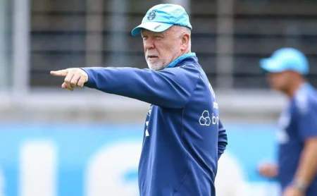 Mano Menezes repete escalação do Grêmio após quatro meses Mano Menezes repete escalação do Grêmio após quatro meses