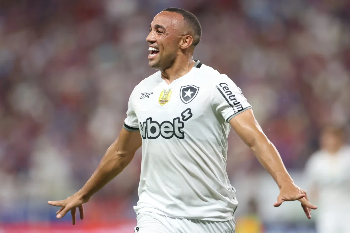 Marçal volta a treinar e deve reforçar o Botafogo diante do Flamengo