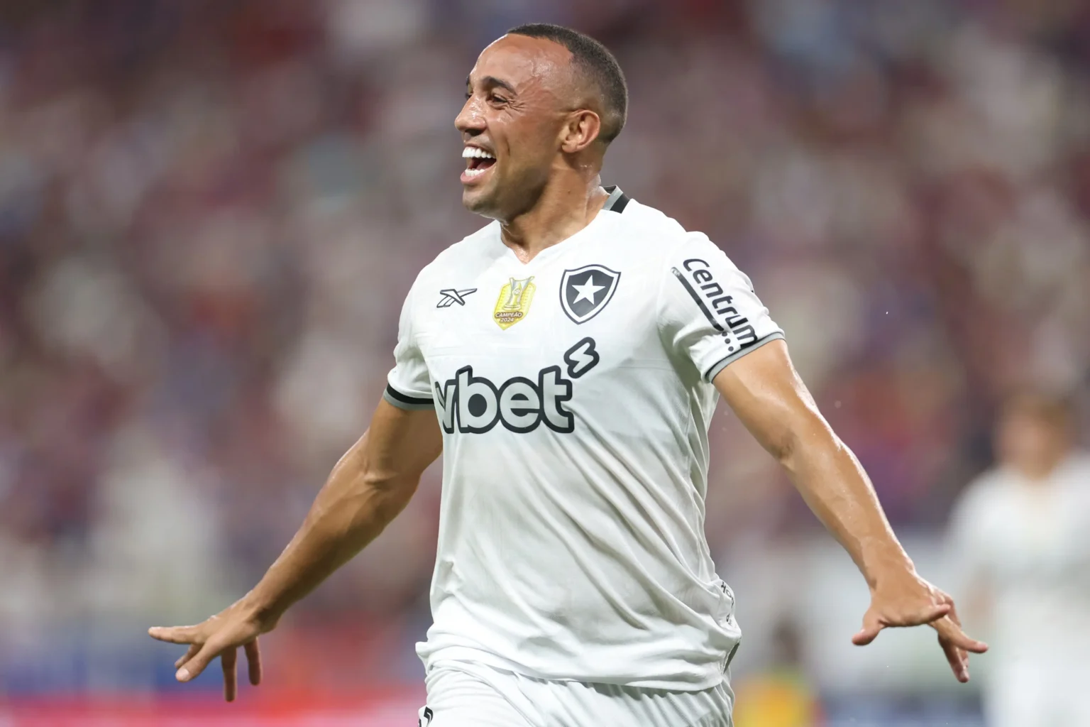 Marçal volta a treinar e deve reforçar o Botafogo diante do Flamengo