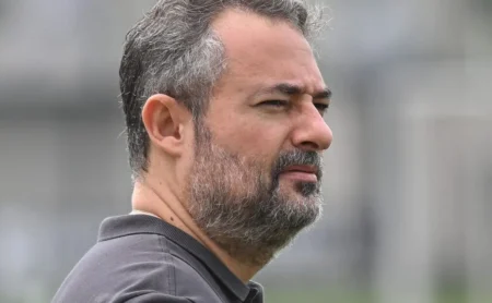 Marcelo Teixeira e Alexandre Mattos convocam reunião no Santos e cobram dos jogadores a manutenção do nível