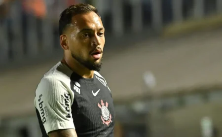 Maycon desperdiça grande chance contra o Atlético-MG e torcida não perdoa o volante Maycon desperdiça grande chance contra o Atlético-MG e torcida não perdoa o volante