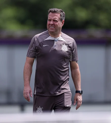 Médico do Corinthians pede demissão e dispara contra presidente: Não sabe absolutamente nada de futebol Médico do Corinthians pede demissão e dispara contra presidente: "Não sabe absolutamente nada de futebol"