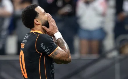 Memphis Depay deseja a permanência no Corinthians, mas há divergência na cúpula sobre renovação
