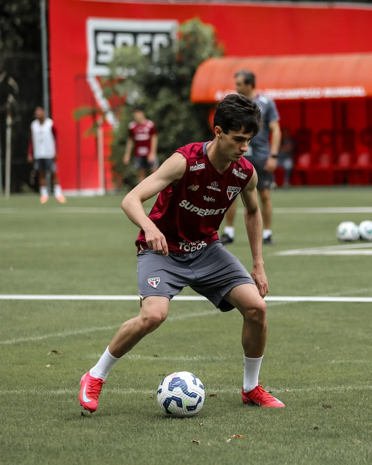 Mesmo com o dobro de jogos, Rodriguinho não deslancha e permanece sem renovar no São Paulo Mesmo com o dobro de jogos, Rodriguinho não deslancha e permanece sem renovar no São Paulo