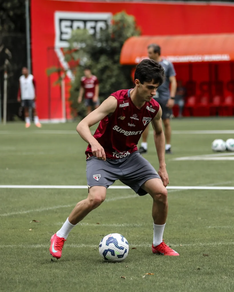 Mesmo com o dobro de jogos, Rodriguinho não deslancha e permanece sem renovar no São Paulo