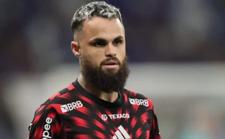 Michael propõe troca pelo Inter; dívida sobre Thiago Maia pode influenciar negociação.