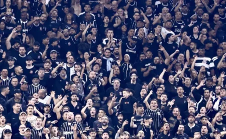 Na Neo Química Arena, torcida do Corinthians vibra com o título das Brabas durante o duelo contra o Atlético-MG. Na Neo Química Arena, torcida do Corinthians vibra com o título das Brabas durante o duelo contra o Atlético-MG.