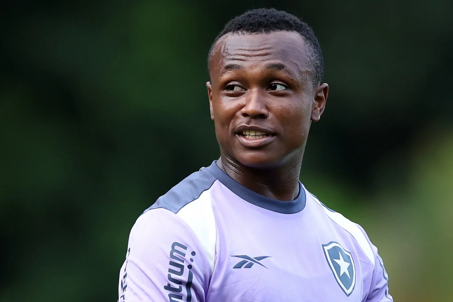 Nathan Fernandes sofre nova lesão e fica fora do Botafogo por até dois meses